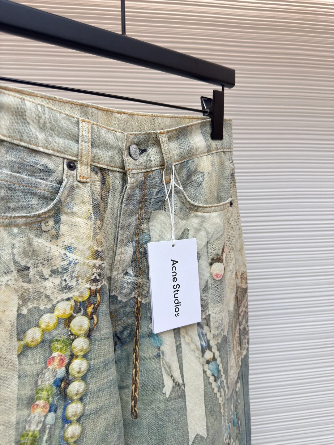 Acne Studios 25SS lace jeans ●Authentic product: purchased and developed for 7999 ●Item number: 1680160-A75 ●Fabric: lace ●Technology: washed production ●Version: loose fit ●Weight: about 575 grams ●Size: 42-44-46-48-50-52 ●Description: Customized high-weight organic cotton twill (14oz) is specially developed for ACNE. It is blended with long-staple cotton + 2% elastic fiber to ensure a crisp feel and moderate extensibility, suitable for loose tailoring. The fabric is first pre-shrunk to prevent deformation, and then washed with cellulase to soften the fibers to improve skin-friendliness while retaining the unique rough texture of twill.  Cellulase is used to bio-polish cotton fibers to break down surface hairiness, making the fabric feel super soft and waxy while retaining the natural breathability of cotton. Compared with traditional stone washing, this process is more environmentally friendly and reduces physical damage to fibers. The overall wiring is straight and delicate, the fabric is comfortable and soft, and the color is consistent without color difference. It can be matched with the same style to create a fashionable look and control various occasions. Customized accessories, complete with three standards, same style for men and women!